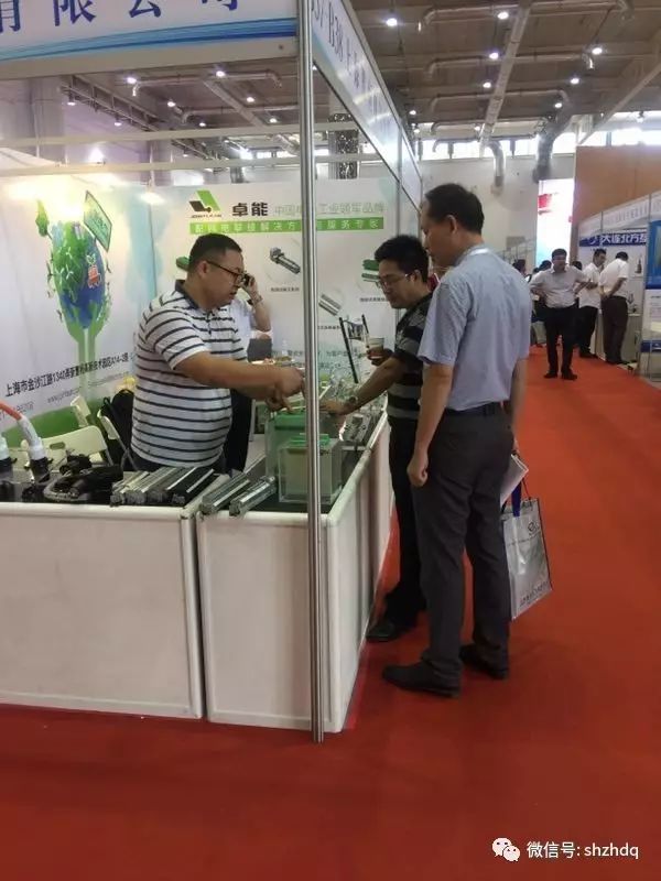 卓能展會人員接待來訪企業客戶